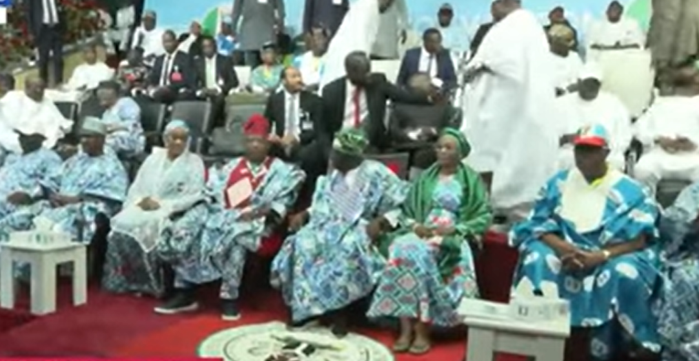 Shugaban Kasa Bola Ahmed Tinubu da Maidakinsa Oluremi Tinubu, da Matainakin Shugaban Kasa Kashim Shettima da sauran jiga-jigan APC